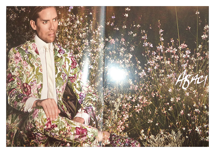 Kampagnen Model mit dem beliebten Blumenanzug